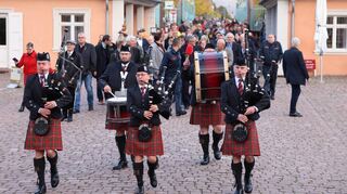 Die „Heidelberg & District Pipes and Drums“ führen den Umzug an – hier marschieren sie in den Ehrenhof des Schlosses ein.