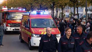 Mit viel Blaulicht wird Feuerwehrkommandant Walter Leschinski in den Ruhestand verabschiedet – zwölf Fahrzeuge der Schwetzinger Wehr rollen hier die Carl-Theodor-Straße entlang am Schlossplatz vorbei.
