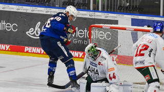 Mannheims Tyler Gaudet (l.) gegen den Ex-Adler Dennis Endras im Augsburger Tor.