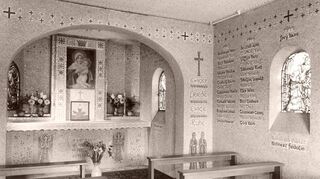 Der Innenraum der Kriegerkapelle wenige Jahre nach der zweiten Weihe zeigt noch das Madonnenbild im Altarraum – es wurde in den 1980er Jahren gestohlen.