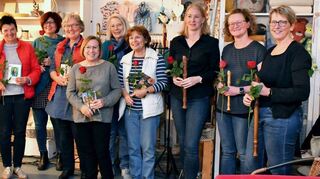 Die Akteurinnen Jutta Akyol (v. l.), Jutta Dräger, Eveline Bareiß, Korina Dielschneider, Gaby Feth-Biedermann, Gisela Prahl, Rosa Grünstein, Wenke Böckenholt, Christine Bender und Anke Palmer erhalten als Dankeschön rote Rosen sowie eine Menge Applaus.