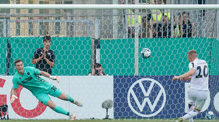 Wie hier im Pokal gegen Hannover verwandelt SVS-Stürmer Rouwen Hennings auch gegen Dortmund einen Elfmeter.