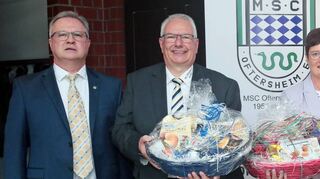 Beim Festakt 70 Jahre Motorsportclub Oftersheim werden für langjährige ehrenamtliche Tätigkeit Mario Helfrich (v. l., stellvertretender Vorsitzender), Ralf Kumpf (Vorsitzender und seit 41 Jahren ehrenamtlich tätig), Andrea Kumpf (Schriftführerin und seit 25 Jahren ehrenamtlich tätig) und Gerd Schäfer (seit 50 Jahren ehrenamtlich tätig) geehrt – Bürgermeister Pascal Seidel dankt für das große Engagement.