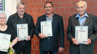 Der Motorsportclub Oftersheim kann sich über langjährige treue Mitglieder freuen: Dieter Bock (v. l.), Hermann Dolezal, Gabriele Schäfer, Helmut Siegel und Jürgen Rebmann sind alle seit 50 Jahren dabei sowie Erwin Renner, der seit 70 Jahren Mitglied ist – es fehlt auf dem Bild Hans-Jürgen Dolezal (70 Jahre Mitglied).