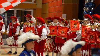 Die Kurpfälzer Trabanten aus Heidelberg sorgen für einen stimmungsvollen Auftakt zum Jubiläumsjahr des Plankstadter Carneval-Club. Mit der musikalischen Unterstützung laufen die Akteure des Abends ein.