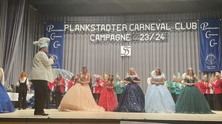 Musikalisch von Jürgen Abel vom Carneval-Club Grün-Weiss Oftersheim (GWO) begleitet, finden sich die Mitgliedsvereine des Kurpfälzer Narrenrings auf der Bühne ein – allem voran die Prinzessinnen.
