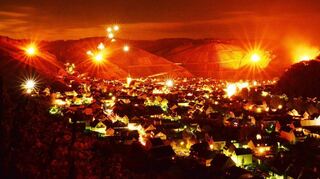 Martinsbrauchtum im Ahrtal: Die Berge leuchten am 11. November dank der Feuer, die dort entzündet werden. Ähnlich wie in den Alpen bei den Sonnenwendfeuern. Dieses Jahr gibt es eine neue Wanderung zu den Martinsfeuern.