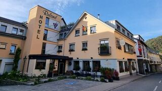 Das Hotel Ruland in Altenahr blickt auf eine lange Geschichte zurück, die im Jahr 1862 begann. Der Familienbetrieb wurde 2021 von der Flut im Herzen getroffen, Restaurant, Küche, Garten und sowie zwei Etagen im Brunnenhaus wurden total zerstört. Bereits zwei Wochen nach dem Ereignis entschied Inhaber Andreas Carnott, nicht aufgeben zu wollen und begann mit den Planungen, das Haus nachhaltig für die nächsten Generationen aufzubauen. Das Angebot ist nach der Wiedereröffnung im Spätsommer 2022, ein Jahr nach der Hochwasser-Flut, um eine Sauna im dritten Obergeschoß und einen neu gestalteten Restaurationsbereich mit einer Kaminlounge ergänzt. Auch der komplette Außenbereich sowie der Weingarten an der Ahr wurden nach und nach wieder hergestellt. Hier warten neueste Standards (E-Tanksäulen) auf die Gäste.