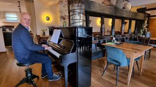 Nicht nur Herzblutgastronom und Winzer, sondern auch leidenschaftlicher Musiker: Christof Körtgen spielt gern Piano für seine Gäste in der Weinstube des Winzerhofs.