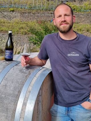 Lukas Sermann schaut nach vorn, die Flut möchte er hinter sich lassen. Er ist stolz auf die Weine, die er kreiert. Und das zu Recht.