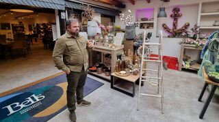 Gastronom Markus Bell baute nach der Flut seinen „Bells Genusshof &amp; Marktplatz“ mit einem pfiffigen Konzept in Ahrweiler auf. Wo er früher ganze Busgesellschaften versorgte, steht heute Genuss im kleineren Maß im Blickpunkt, kombiniert mit weiteren Geschäftsfeldern wie Kunst, Kunsthandwerk und Floristik – allesamt mit regionaler Note.