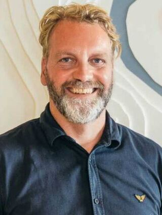 Andreas Carnott ist der Chef im Hotel Ruland in fünfter Generation. Ein Macher und Visionär. Ein leidenschaftlicher Koch und Dreifachpapa.