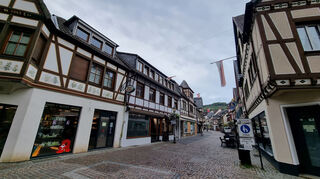 Die Fußgängerzone in Ahrweiler. Sie lädt zum Bummeln ein, auch wenn noch nicht alle Geschäfte wieder geöffnet haben.