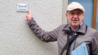 So hoch war der Wasserpegel in der Flutnacht 14./15. Juli 2021, zeigt Gästeführer Armin Küpper an einem Haus in Ahrweiler.