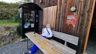 Das Ahrtal ist zu jeder Jahreszeit eine Reise wert. Selbst wenn die Straußwirtschaften geschlossen haben, gibt es viele Lokale, die geöffnet sind oder an den Wanderrouten Weinautomaten wie hier an der Schutzhütte bei der Saffenburg (13 Euro pro Flasche; Glas 1,50 Euro).
