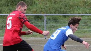 Leon Schäck (r.) gewinnt mit Hockenheim 1:0 gegen Rohrhof.