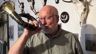 Joachim Backfisch spielt das Fürst-Pless-Horn bei der Jagdhornbläsergruppe Schwetzingen und bei der Hubertusmesse am kommenden Samstag, 4. November.