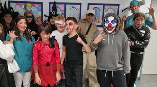 Gruselfaktor auch bei den Klassen 5 und 6 samt Verbildungslehrer Manuel Schlosser (2. v. r.).