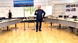 Detlev Bernhart (Mitte) von der Agentur Château Louis führt durch den Workshop, bei dem die strategischen Grundlagen für die Umsetzung eines kommunalen Klimaschutz-konzeptes erarbeitet wird.