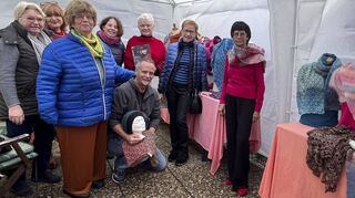 Stricken und Helfen hat immer Saison. In der Wolloase war am Samstag beides möglich. Mitinhaberin Vera Schönthaler-Götz (v.l), Besucherinnen Claudia Amann, Ruth Bäumlisberger, Kerstin Ziegle, Brigitte Forwick, Sabine Schuster und Margot Zahn mit Harald Dettenborn vom Malteser Wärmebus.