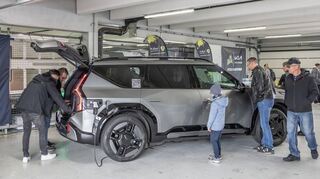 Auch die Technik und Ausstattung der E-Autos kann vor Ort eingehend inspiziert werden. Bei Fragen stehen Spezialisten parat.