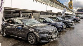 In der Boxengasse beim e4-Testival sind die neusten E-Autos verschiedener Hersteller aufgereiht und bieten sich für eine Probefahrt an.