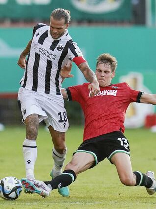 Sandhausens Dennis Diekmeier (l.) – hier gegen Hannovers Max Christiansen in der ersten Runde – trainiert nach Verletzung wieder mit der Mannschaft.
