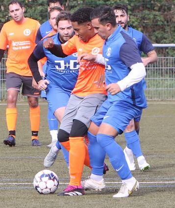 Gleich zwei Schwetzinger Spieler, Marcel Scheffler (l.) und Yalmaz Ayhan Syuelyman (r.) kümmern sich um Luiz Gustavo Fereira de Souza – mit Erfolg, was der 3:0-Sieg des SV 98 unterstreicht.