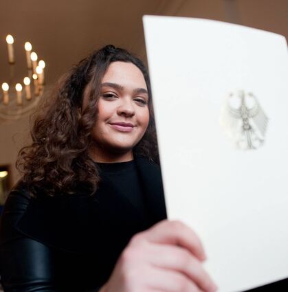 Melisa zeigt am 26.04.2016 in Berlin im Rathaus Neukölln das Heft mit ihrer Einbürgerungsurkunde. Foto: Klaus-Dietmar Gabbert/dpa (zu dpa «Mit Graubrot und Grundgesetz - Deutsch-Werden in Neukölln» vom 30.05.2016) ++ +++ dpa-Bildfunk +++