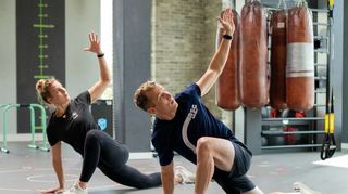 Beim Workout die Beweglichkeit des Körpers trainieren – das hilft in jedem Alter.