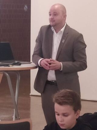 Bürgermeister Pascal Seidel dankt den Jugendlichen für ihr Engagement und ermutigt sie, weiter am Ball zu bleiben.