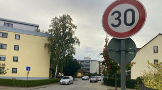 <p>In der Nibelungenstraße hat die Gemeindeverwaltung die zuständigen Gremien überzeugen können, dass eine Maximalgeschwindigkeit von Tempo 30 durchaus sinnvoll ist.<br></p>