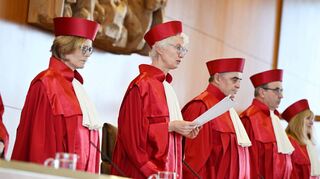 Der Zweite Senat des Bundesverfassungsgerichts mit Astrid Wallrabenstein (v.l.), Doris König (Vorsitzende), Peter Müller, Ulrich Maidowski und Rhona Fetzer.