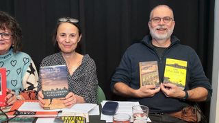 Beim Plänkschder Bücherherbst stellen Dagmar Krebaum (v.l.), Barbara Hennl-Goll und Jürgen Haber in der Bücherei Plankstadt Neuheiten der Frankfurter Buchmesse vor.