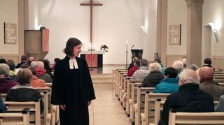 Pfarrerin Christiane Banse begrüßt die Gottesdienstbesucher am Reformationstag in der evangelischen Kirche in Plankstadt.