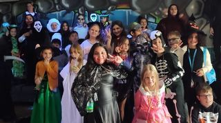 Die jüngeren Besucher der Halloween-Party des Jugendzentrums haben sichtlich Spaß am Verkleiden und Tanzen. Danach feiern die Jugendlichen.