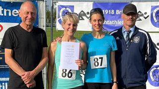 Michael Schlicksupp (v. l.) , Präsident des Badischen Leichtathletik-Verbandes, ehrte Veronique Becker, Kathrin Wagner und Stefan Hoffmann.