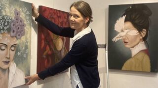 Die Bilder von Claudia Hansen strahlen große Wirkunsgkraft und Farbenfreude aus.