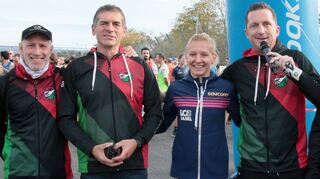 Die ASG Tria Hockenheim hat alles im Griff: Pedro Leischwitz (v. l., sportlicher Leiter der ASG Tria), Oskar Stephan (Vorsitzender), Spitzenläuferin Michelle Schaub (LC Basel), Samuel Schwake (Moderator) und OB-Stellvertreter Fritz Rösch.