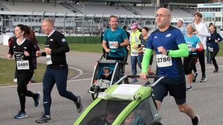 Matthias Leyk von der SG Nußloch (vorn) ist nicht der einzige Läufer, der sich „Begleitung“ mitnimmt. Jakob und Frederic finden’s im Wagen richtig cool.