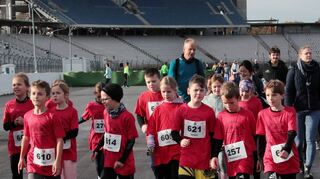 Läufer der Hubäckerschule Hockenheim sind hier auf dem Weg zur Startaufstellung. Die Hubäckerschule stellte stolze 105 Teilnehmende.