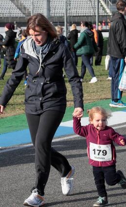 Bambinilauf der Mädchen: Mathilda gibt alles an der Hand der Mama.