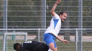 Hier behält der Brühler Mittelfeldspieler Tim Diederichs (weiß) noch die Oberhand gegen Darnell Hill vom VfB Gartenstadt. Am Ende setzt es aber eine satte 1:6-Heimniederlage für den Gastgeber.