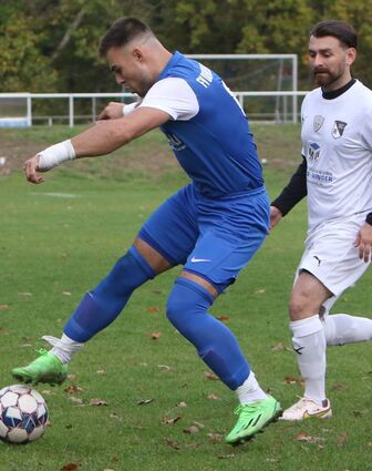 Dod Shtufi (weiß) hat den Hockenheimer Torschützen zum 2:0 – Julian Felde – hier nicht im Griff.