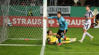 Der Leverkusener Adam Hlozek trifft und feiert.
