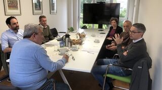Chefredakteur Jürgen Gruler (Vordergrund) diskutiert angeregt mit Geohardt-Geschäftsführer Stefan Ertle (v. l.), Matthias Wolf (v.r.), dem MVV-Kommunikationsleiter Sebastian Ackermann (l.), der EnBW-Kommunikationsmanagerin Regina König (r.) und dem zuständigen Geologen Dr. Thomas Kölbel.