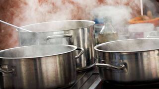 Den Brühler Gastronomen sehen überraschend Polizei, Zoll, kommunales Ordnungsamt und Kreisbehörden bei einer gemeinsamen Kontrolle in Töpfe. Dabei zeigt sich ein insgesamt positives Bild der örtlichen Wirtschaften.