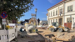 So sah die Baustelle in der Ortsmitte in der Schwetzinger Straße Mitte Oktober aus. Während der Arbeiten wurden ein alter Brunnen und eine Gasleitung entdeckt, über die es keine Aufzeichnungen gab.