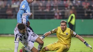 Alexander Fuchs (l.) und Nikolai Rehnen klären den Ball vor Leverkusens Adam Hlozek. Am Ende setzt es eine 2:5 (0:1)-Niederlage in der zweite Pokal-Runde.