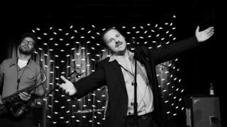 Nur das Bild ist Schwarz-Weiß, sonst war Gringo Mayers Show in Trier eine bunte Sache.